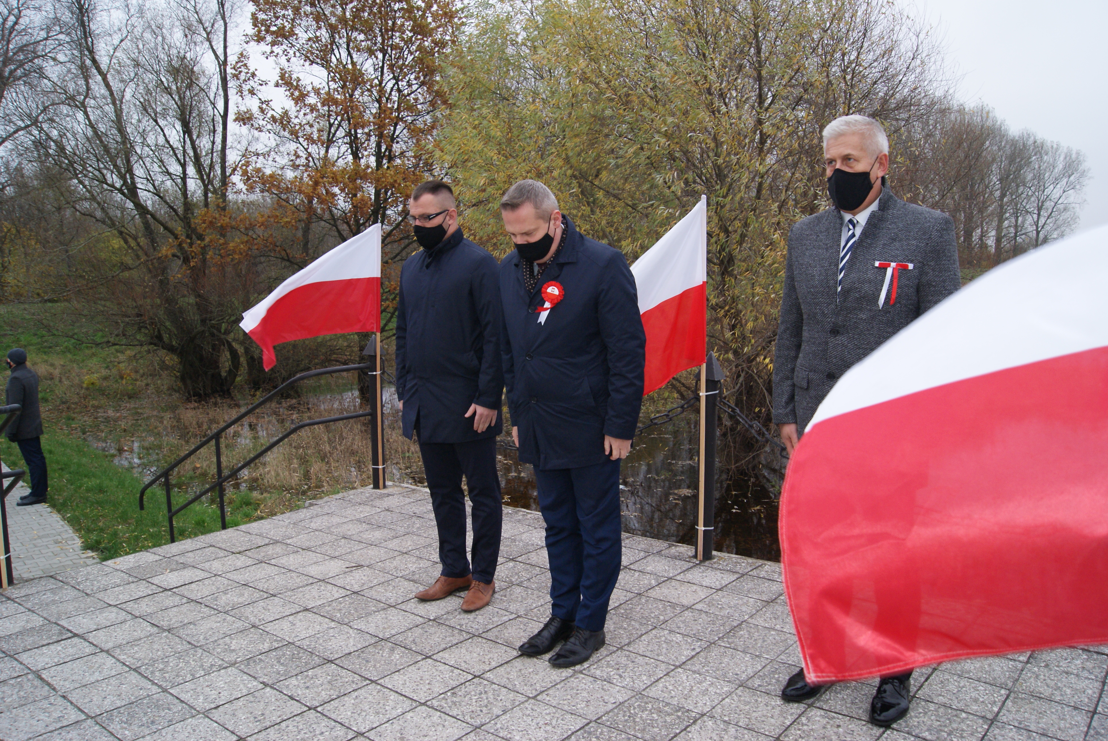 Władze miasta składają wiązanki kwiatów w osobach burmistrza, jego zastępcy i przewodniczącego Rady.