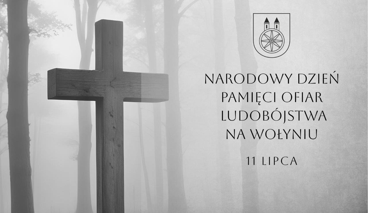 Zdjęcie przedstawia drewniany krzyż na tle zamglonego lasu. Po prawej stronie znajduje się tekst w języku polskim: Narodowy Dzień Pamięci Ofiar Ludobójstwa na Wołyniu 11 lipca. W górnym rogu po prawej stronie herb miasta Koła. 