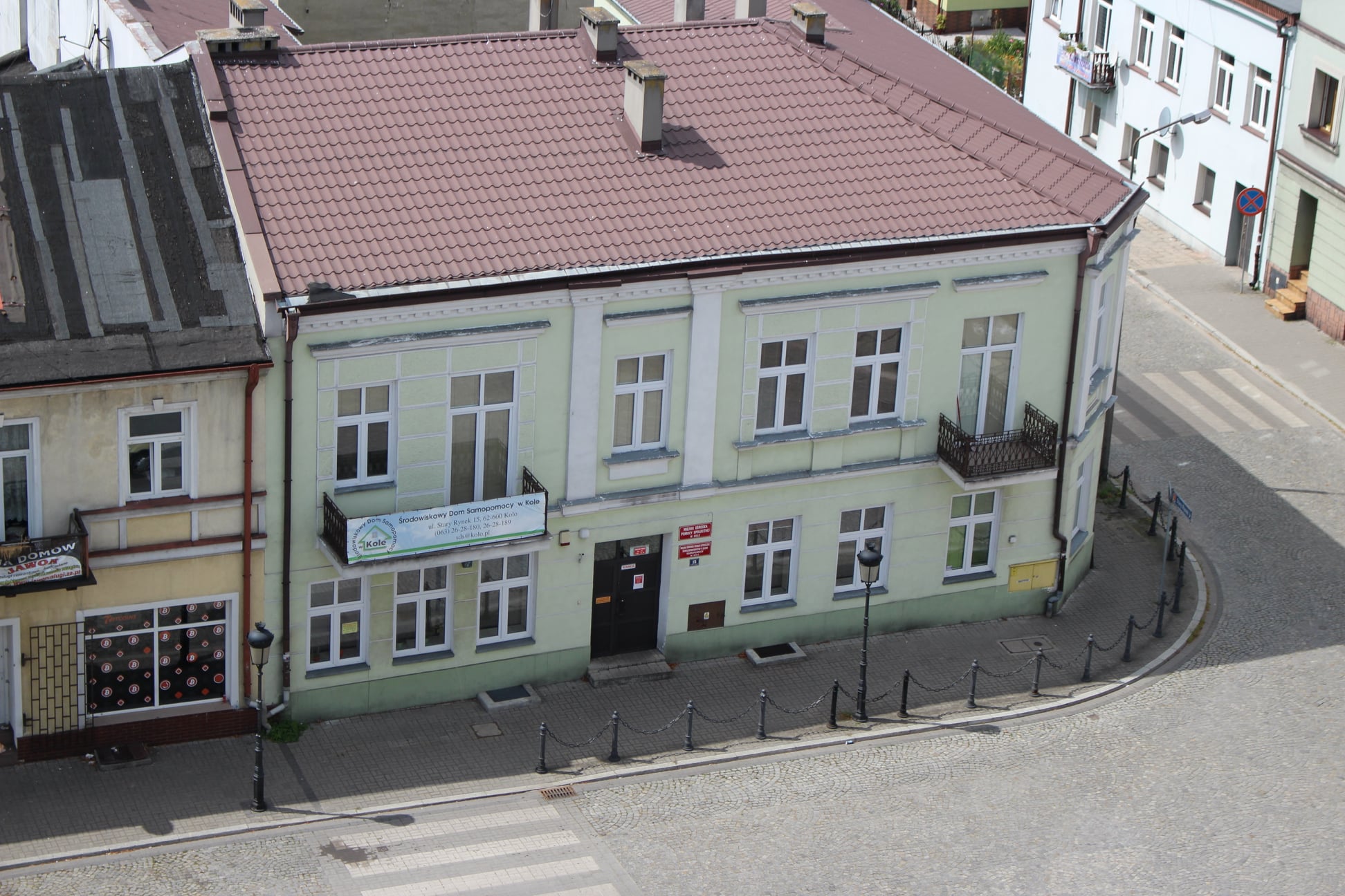 Zdjęcie przedstawia budynek ŚDS w Kole z lotu ptaka.