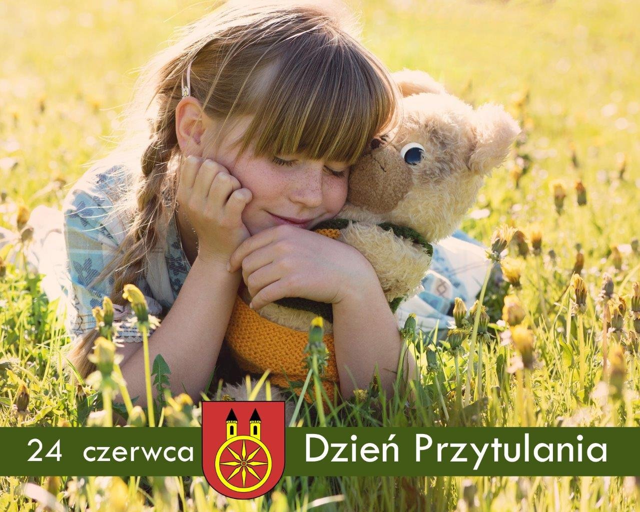Zdjęcie przedstawia dziewczynkę z blond włosami i grzywką, która leży na łące pełnej kwiatów, tuląc pluszowego misia. Dziewczynka jest uśmiechnięta i wydaje się być bardzo zrelaksowana.