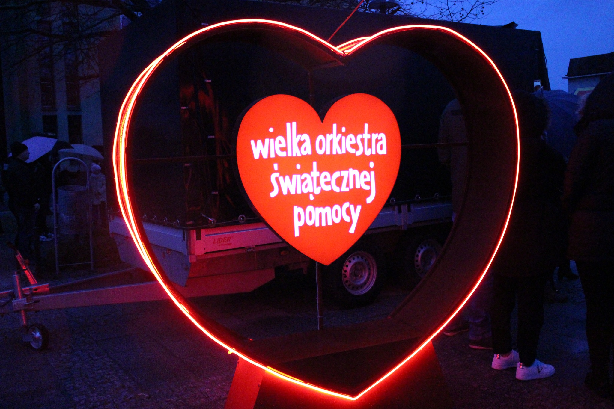 Logo WOŚP przy Urządzie Skarbowym w Kole