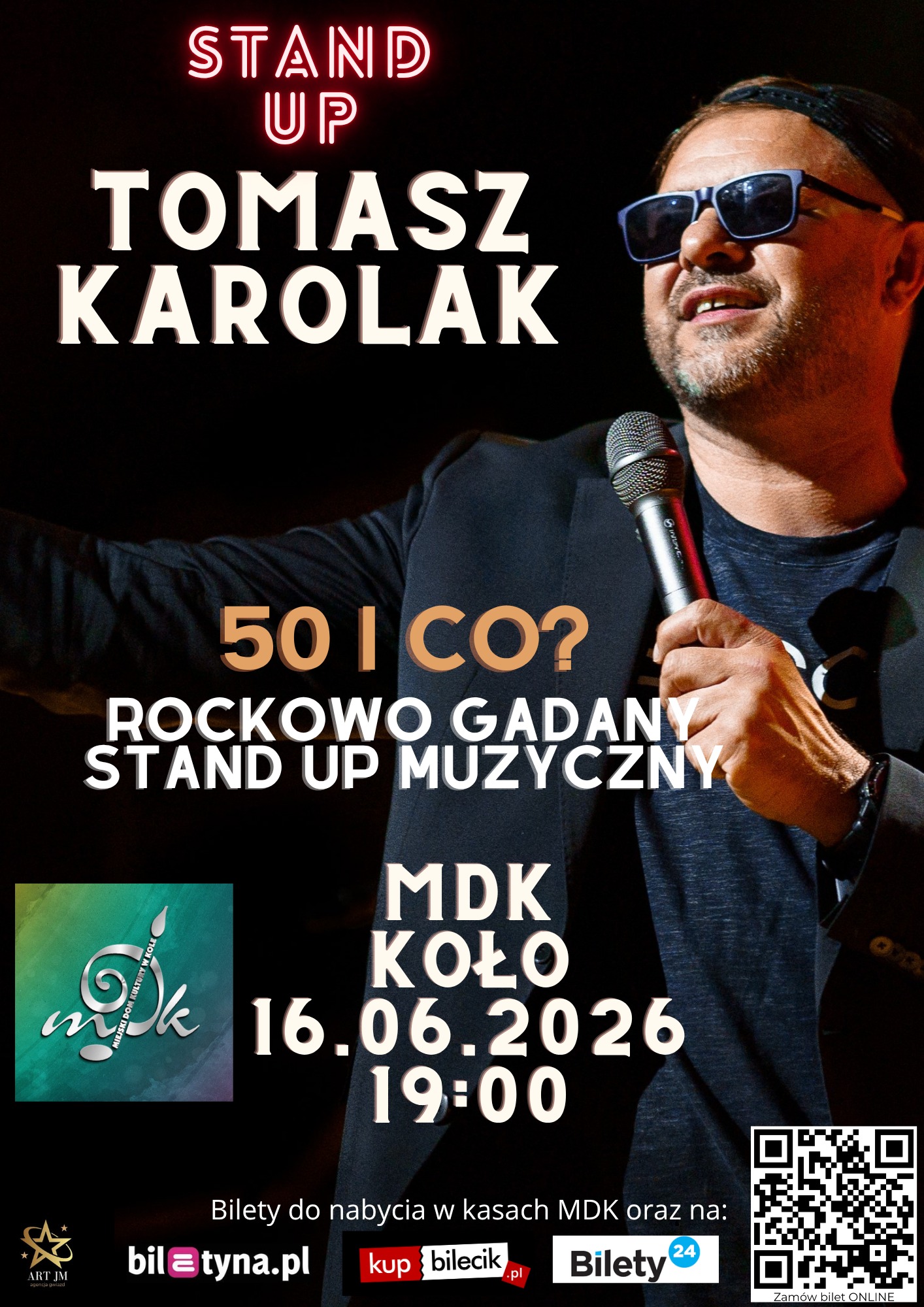 Grafika promująca występ stand-up artysty na czarnym tle z białymi napisami przedstawia mężczyznę w okularach i czapce z daszkiem założonej tyłem do przodu, który trzyma w dłoni mikrofon, tworząc dynamiczny, sceniczny klimat.