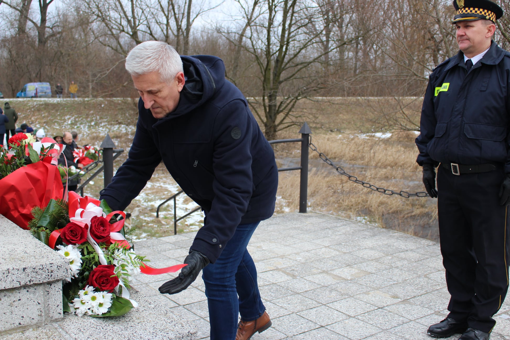 Zastępca Burmistrza Koła Lech Brzeziński składa wiązankę kwiatów.