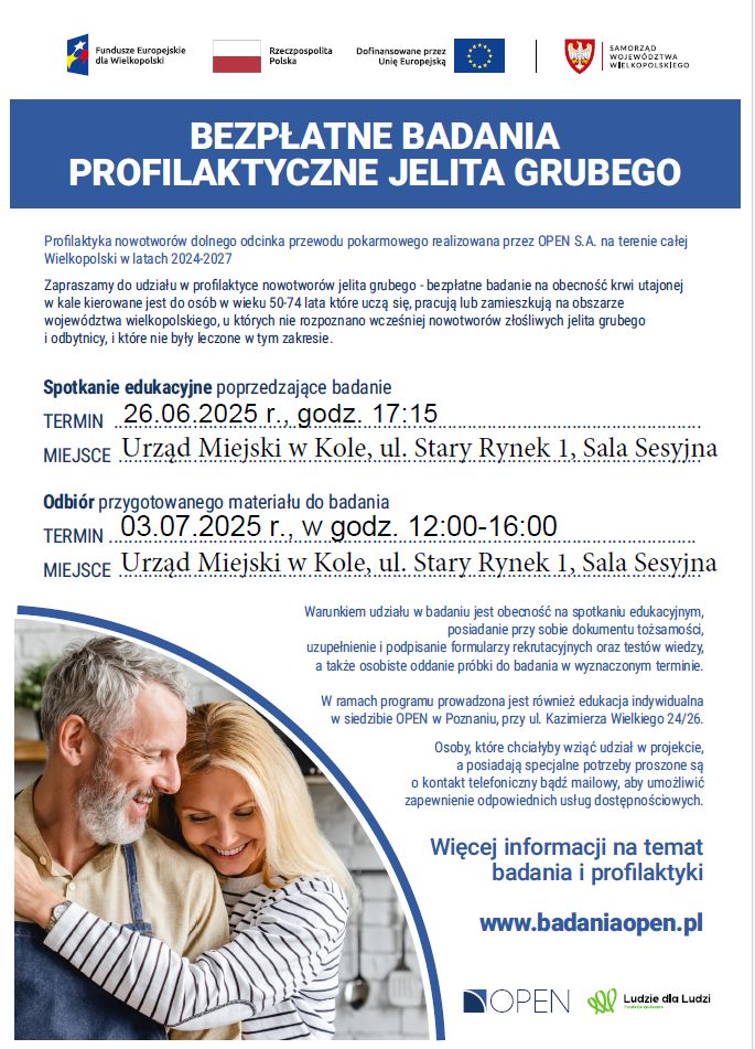 Plakat informacyjny dotyczący bezpłatnych badań profilaktycznych jelita grubego. Zawiera szczegóły dotyczące spotkania edukacyjnego i odbioru materiału do badania w UM w Kole. W dolnej części plakatu widać zdjęcie uśmiechniętej pary starszych osób .