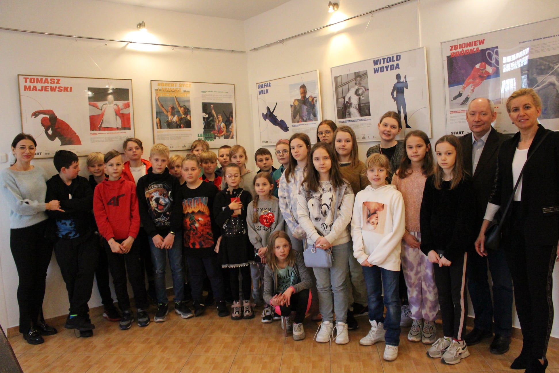 Zdjęcie grupowe uczniów wraz z opiekunami klasy 4c Szkoły Podstawowej nr 5  w Kole w kolskim muzeum