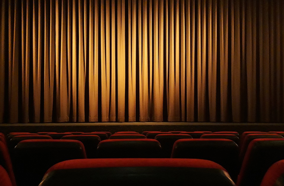 Zdjęcie przedstawia kurtynę w teatrze.