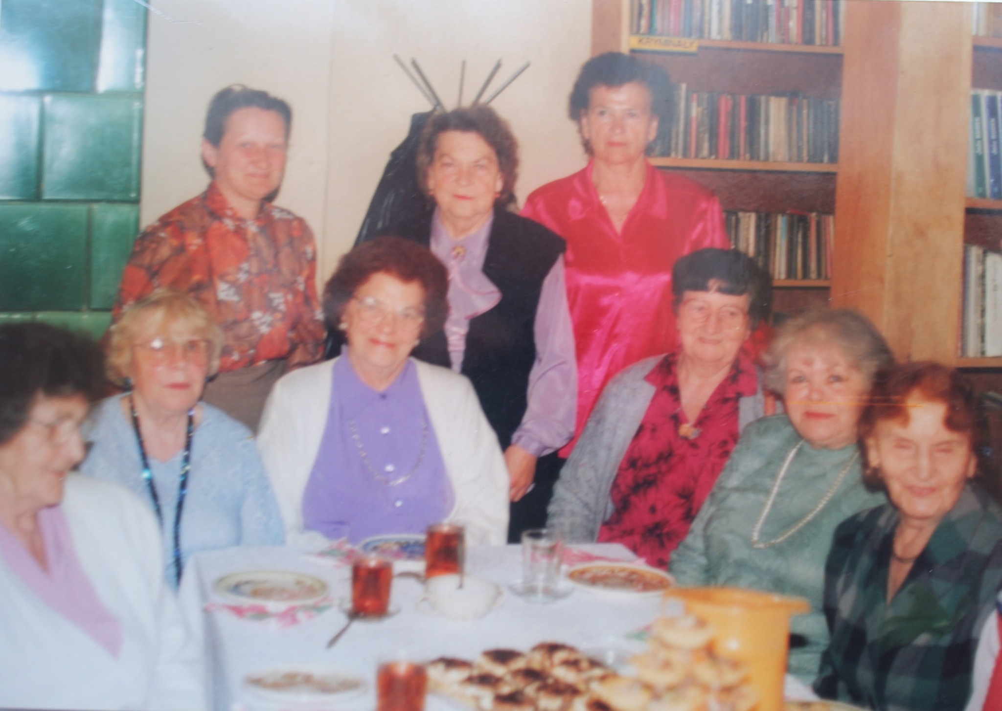 Archiwalne zdjęcie członkiń Koła Przyjaciół Biblioteki z 1997 roku