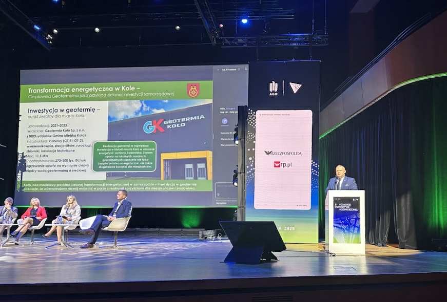 Na zdjęciu widać konferencję – prelegent przemawia przy mównicy, a na ekranie prezentowana jest inwestycja geotermalna w Kole