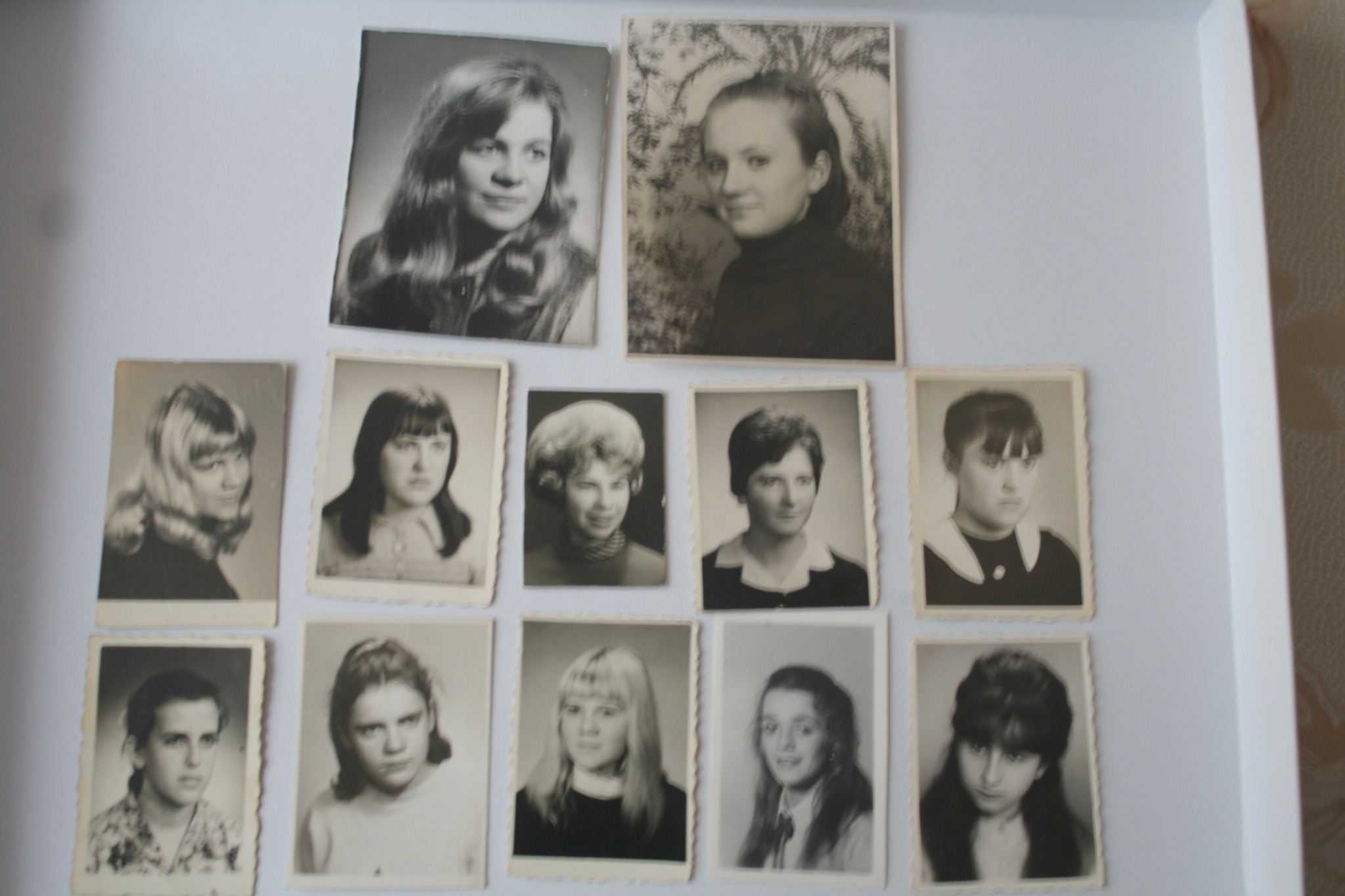Archiwalne czarno-białe zdjęcia legitymacyjne dziewcząt z lat 1965-1968