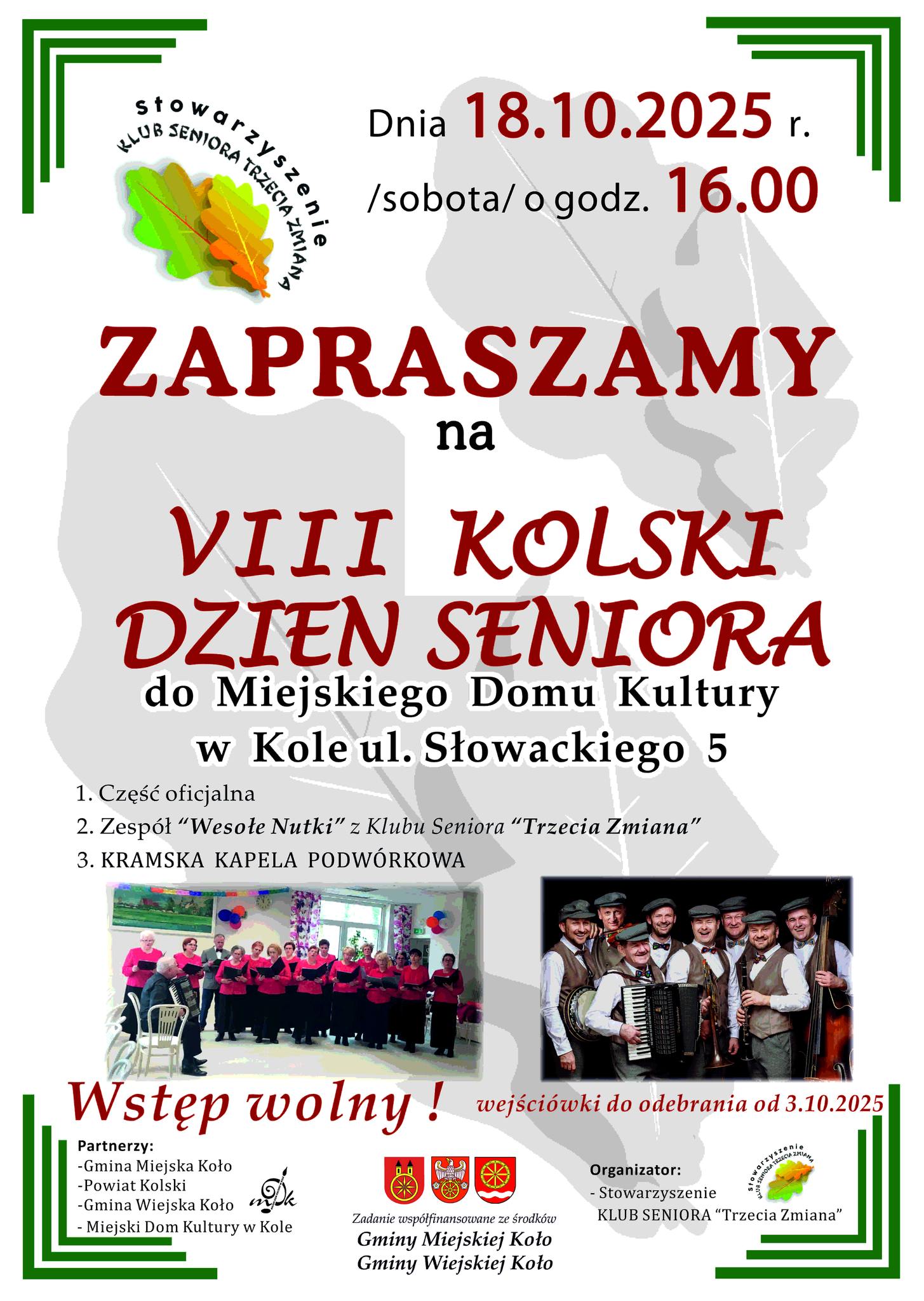 Plakat informujący o VIII Kolskim Dniu Seniora, który odbędzie się 18 października 2025 r. o godz. 16.00 w Miejskim Domu Kultury w Kole. Na dole plakatu logotypy organizatorów i partnerów wydarzenia oraz zdjęcia chórzystów i kapeli podwórkowej