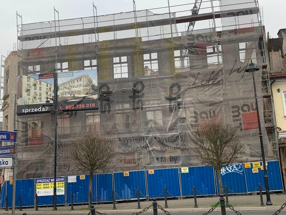 Zdjęcie kamienicy kolskiej Starówki na skrzyżowaniu ulicy Jasnej ze Starym Rynkiem w Kole.