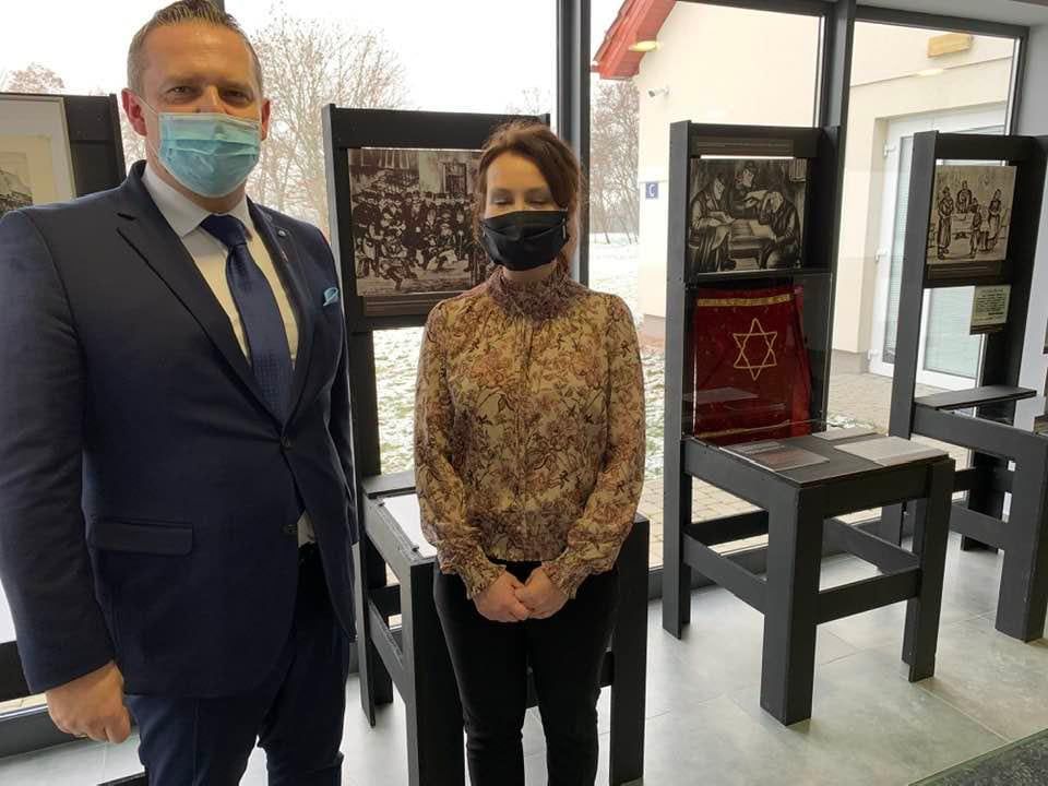 Burmistrz Miasta Koła Krzysztof Witkowski i pracownik Muzeum w Chełmnie.