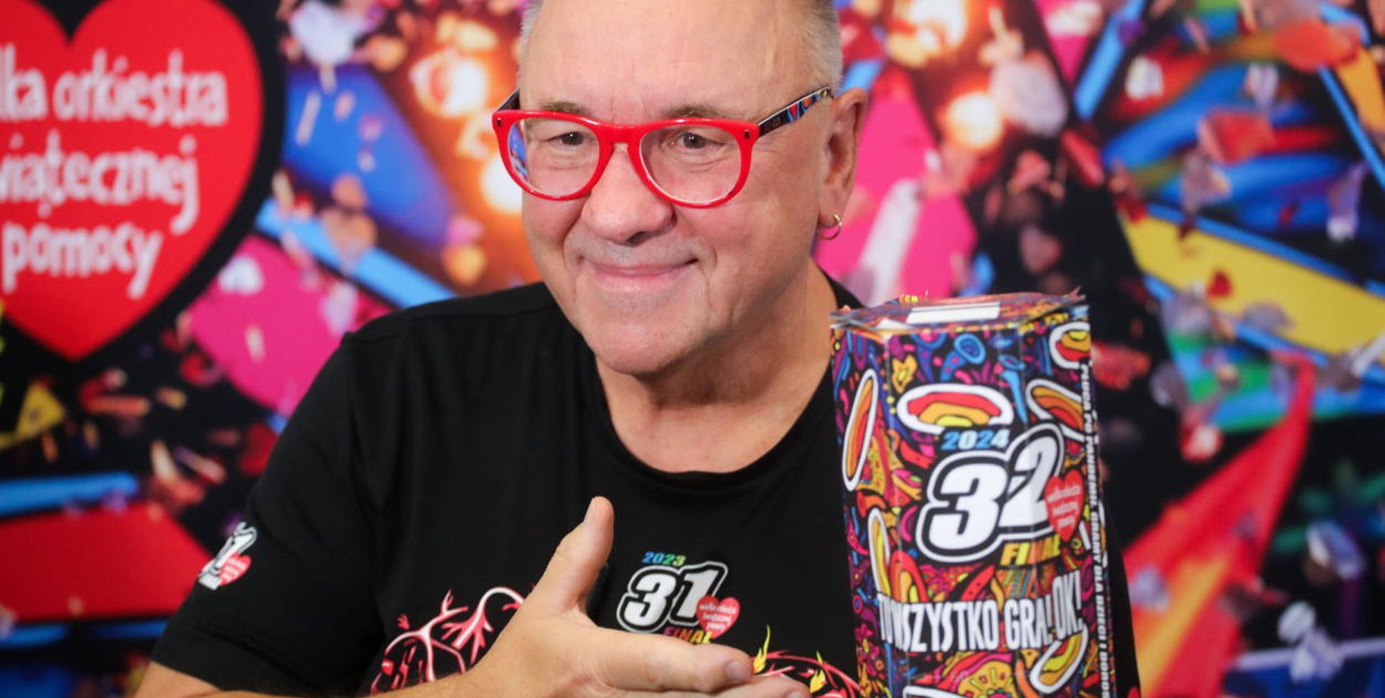 Jerzy Owsiak z puszką kwestarską 32. Finału WOŚP