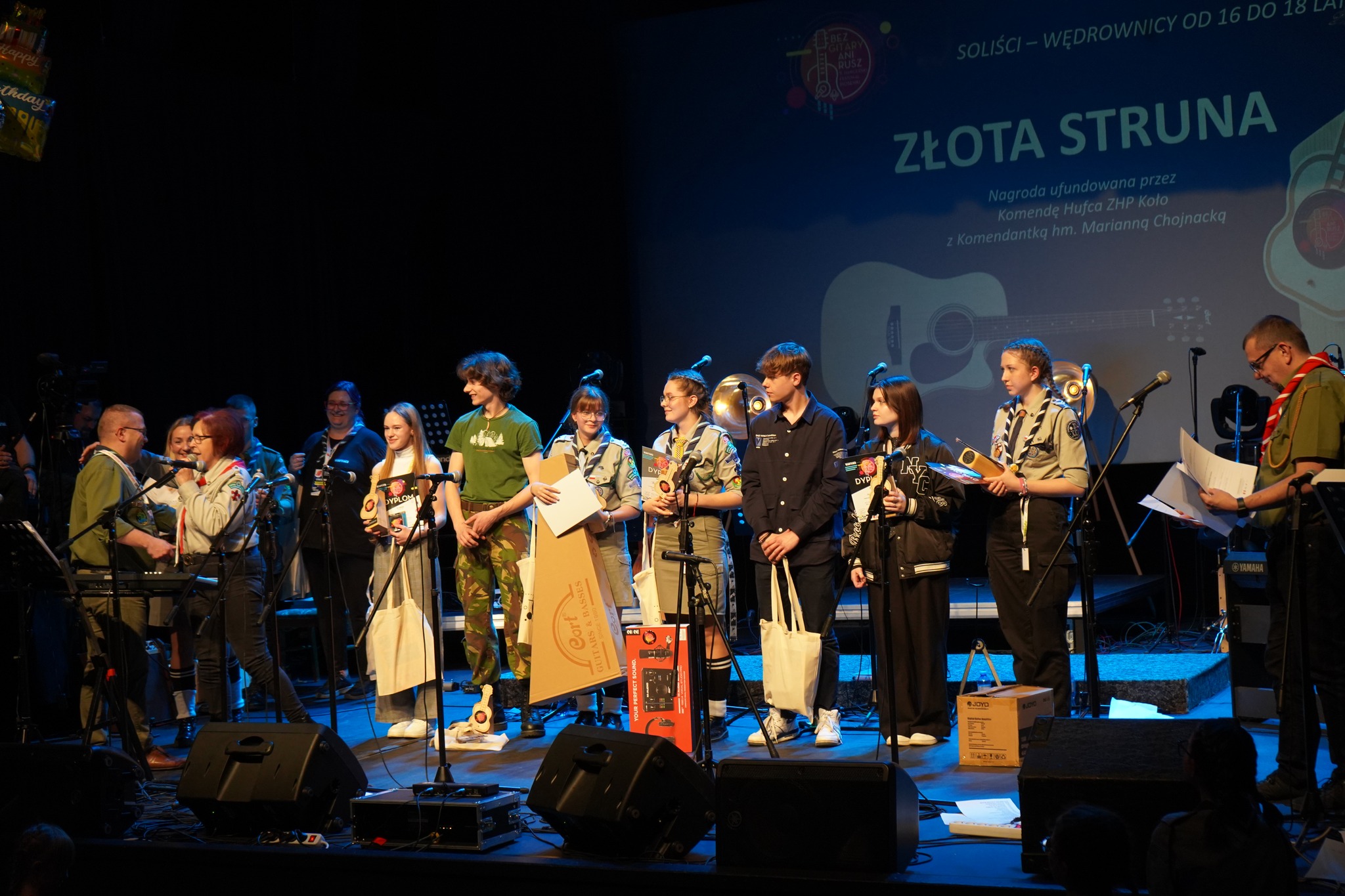 Wykonawcy na scenie MDK-u w Kole podczas 5. Harcerskiego Festiwalu Piosenki 
