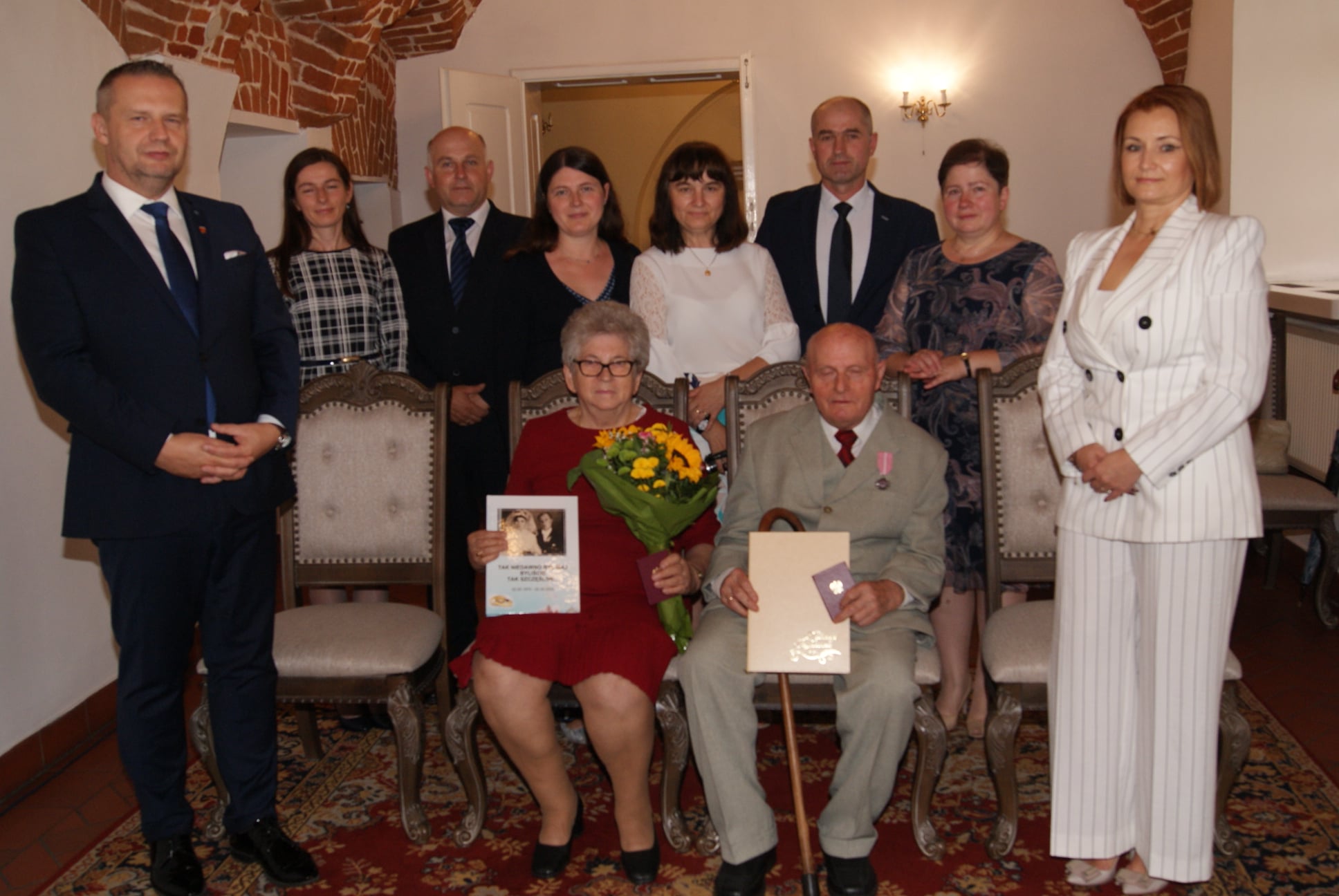 Burmistrz Miasta Koła, Kierownik USC i Jubilaci w sali ślubów Ratusza w Kole.