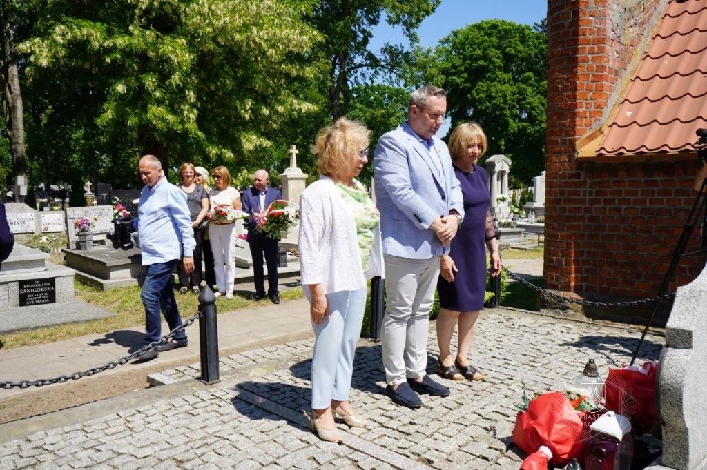 Burmistrz Miasta Koła Krzysztof Witkowski oddaje hołd bohaterowi składając kwiaty na jego grobie