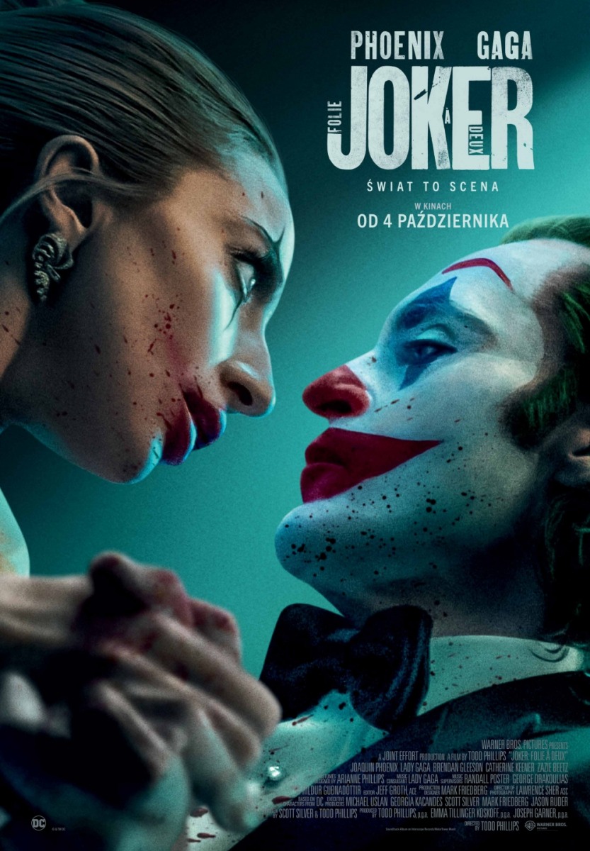 Zdjęcie to plakat filmowy dramatu JOKER: FOLIE A DEUX. Na plakacie widzimy zbliżenie na dwie postaci: mężczyznę w makijażu klauna, którym jest Joker, oraz kobietę, która patrzy na niego z bliska. Oboje mają rozmazany makijaż z krwią na twarzach.