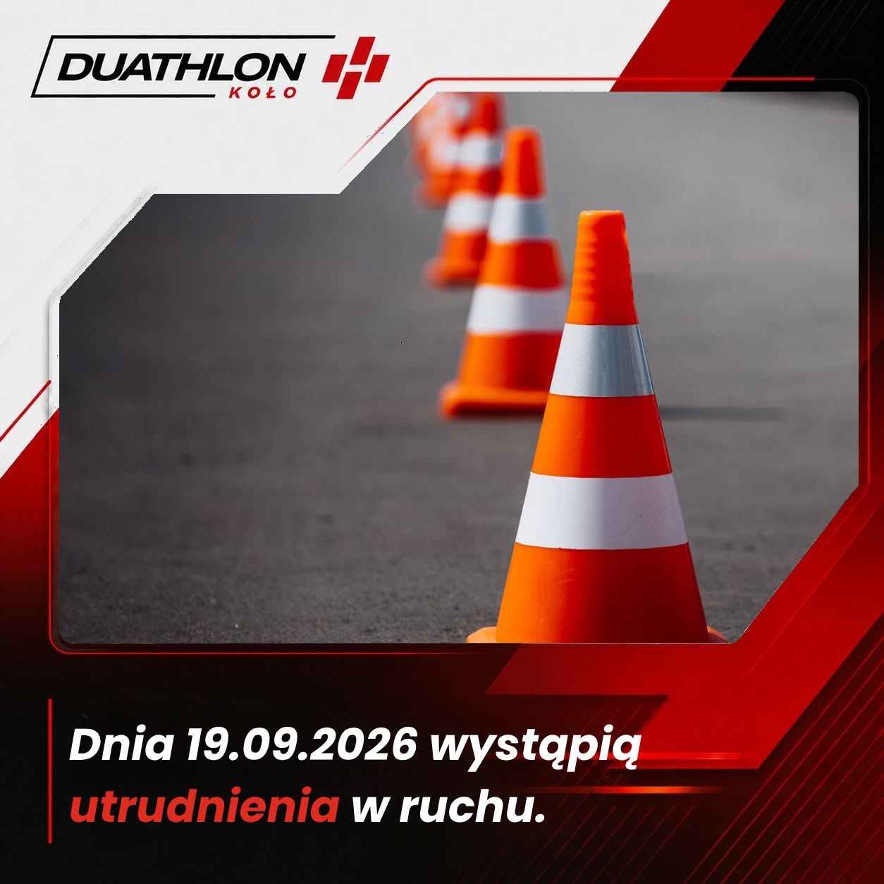 Grafika w biało-czerwono-czarnej kolorystyce z logo Duathlon Koło. Na zdjęciu rząd pomarańczowo-białych pachołków drogowych na asfalcie. Napis na dole: Dnia 19.09.2026 wystąpią utrudnienia w ruchu. 