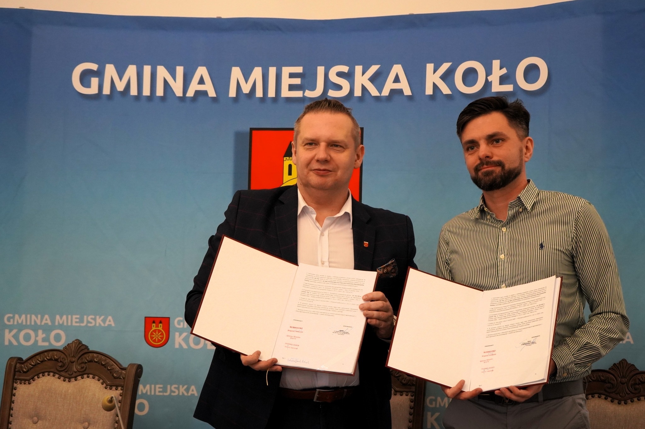 Burmistrz Koła Krzysztof Witkowski i Szymon Rąpel, wykonawca zadania rewitalizacji parku 600-lecia