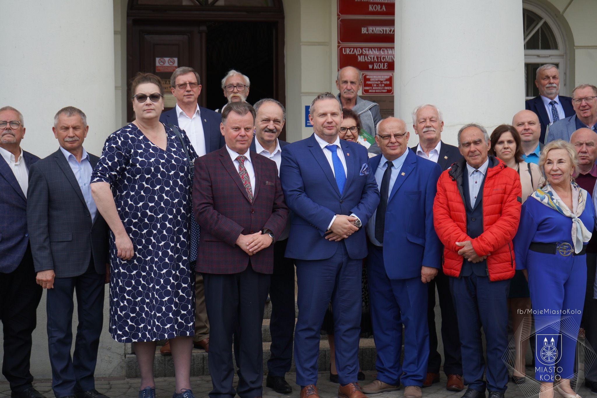 Uczestnicy XVII Walnego Zebrania Członków Stowarzyszenia Króla Kazimierza Wielkiego przed ratuszem