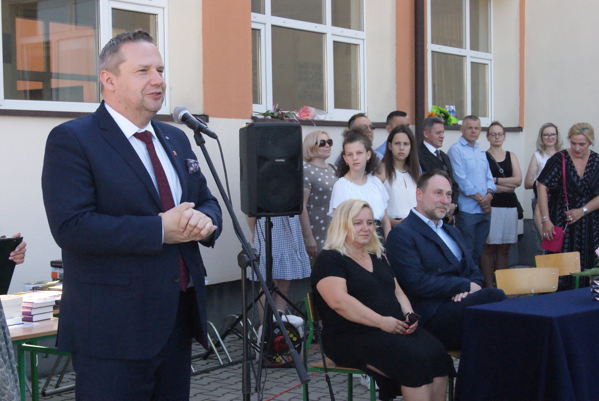 Burmistrz Krzysztof Witkowski przemawia na uroczystości zakończenia roku szkolnego w SP Nr 5