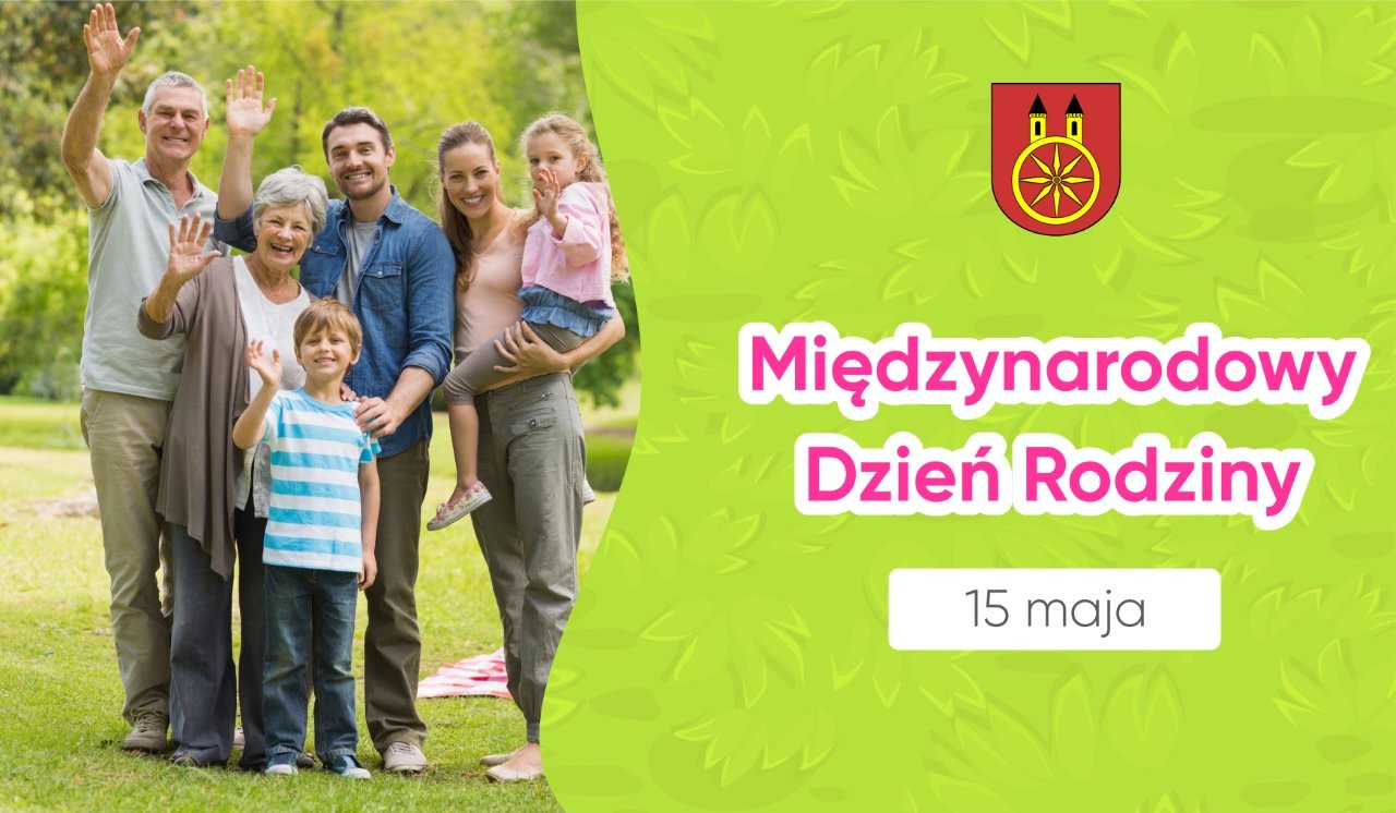 Plansza promująca Międzynarodowy Dzień Rodziny, który przypada 15 maja. Z lewej strony planszy widać zdjęcie uśmiechniętej rodziny na tle zamazanych drzew. Z prawej strony napis na jasnozielonym tle Międzynarodowy Dzień Rodziny