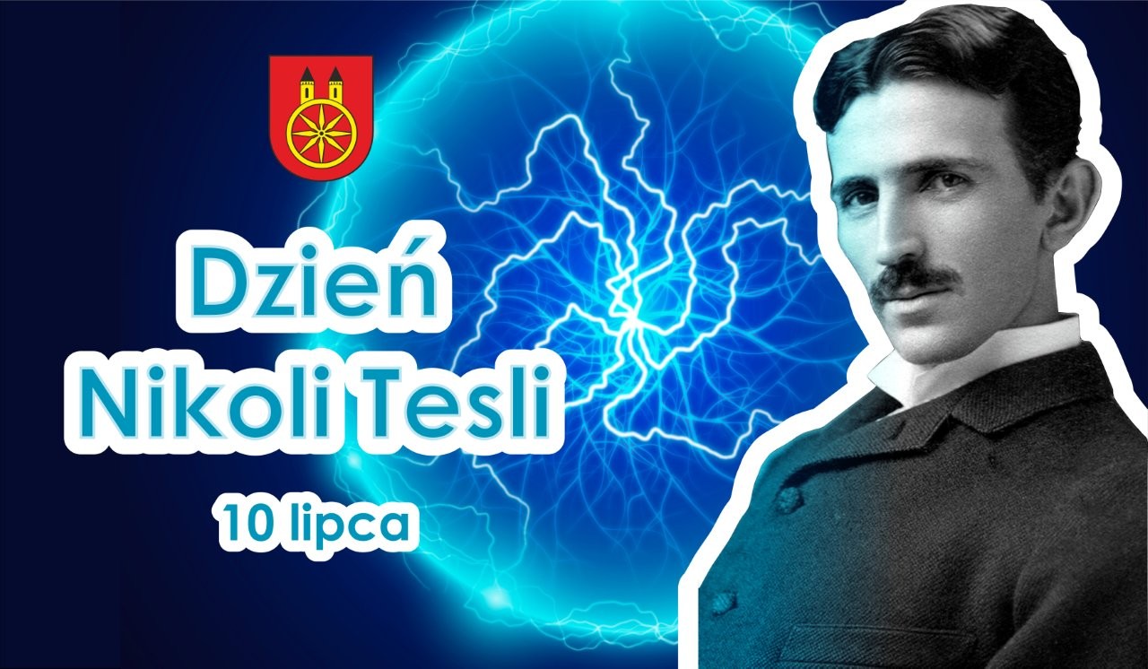 Na zdjęciu widzimy wizerunek Nikoli Tesli na tle błyskawic symbolizujących elektryczność. Obok znajduje się napis w języku polskim: Dzień Nikoli Tesli – 10 lipca, a u góry widnieje herb z czerwonym tłem i złotym kołem zębatym.