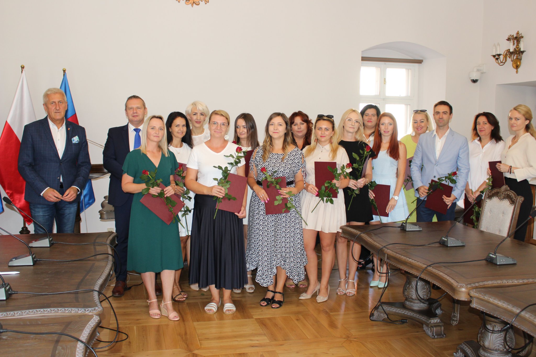 Nauczyciele podczas uroczystości nadania stopnia awansu zawodowego nauczyciela mianowanego.