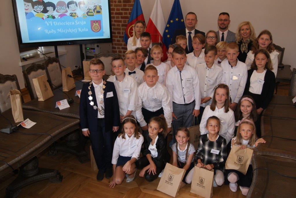 Uczestnicy VI Dziecięcej Sesji Rady Miejskiej Koła wraz z Burmistrzem Koła i Przewodniczącym Rady.