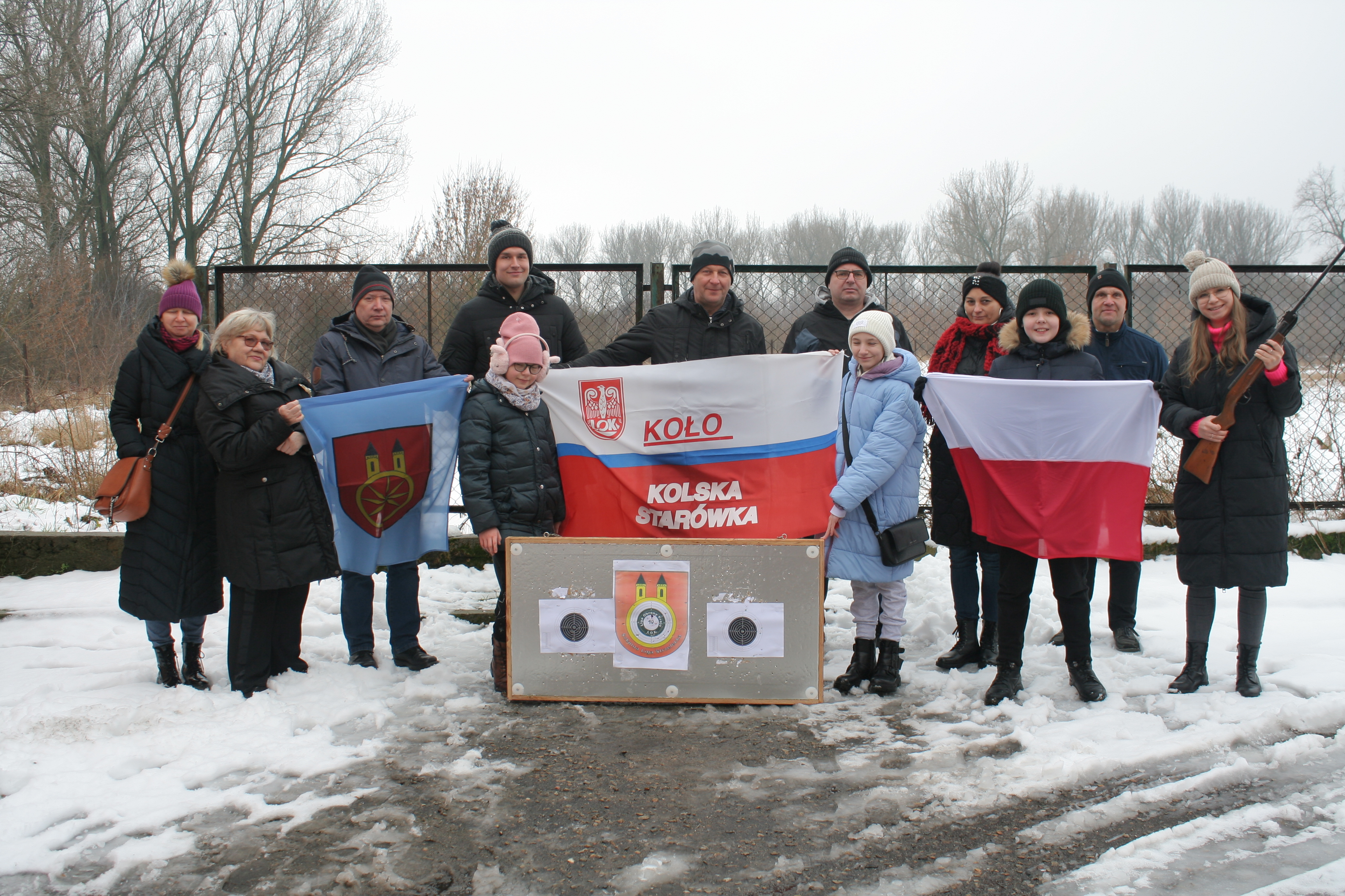 Uczestnicy pikniku strzeleckiego w klubie LOK 