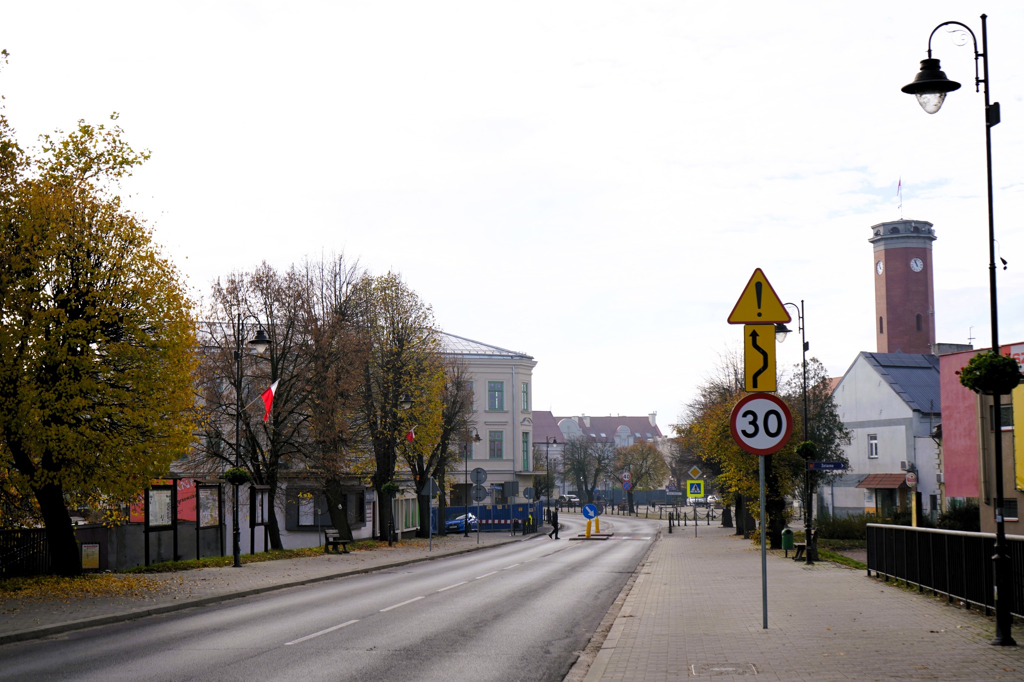 Ulica Stary Rynek w Kole, w tle wieża ratusza