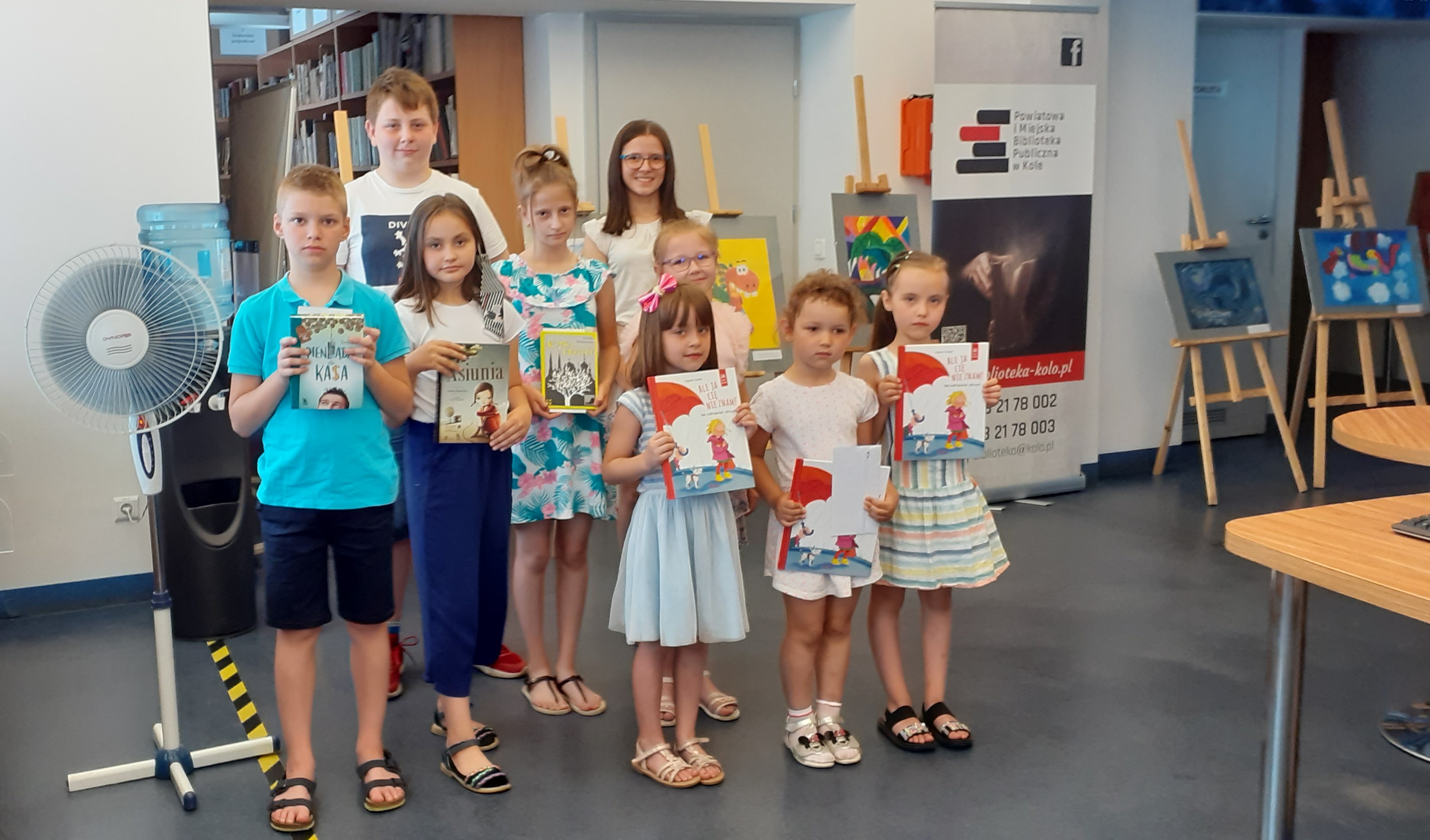 Grupowe zdjęcie laureatów konkursu „Fakty i plotki o smokach” z dyplomami.