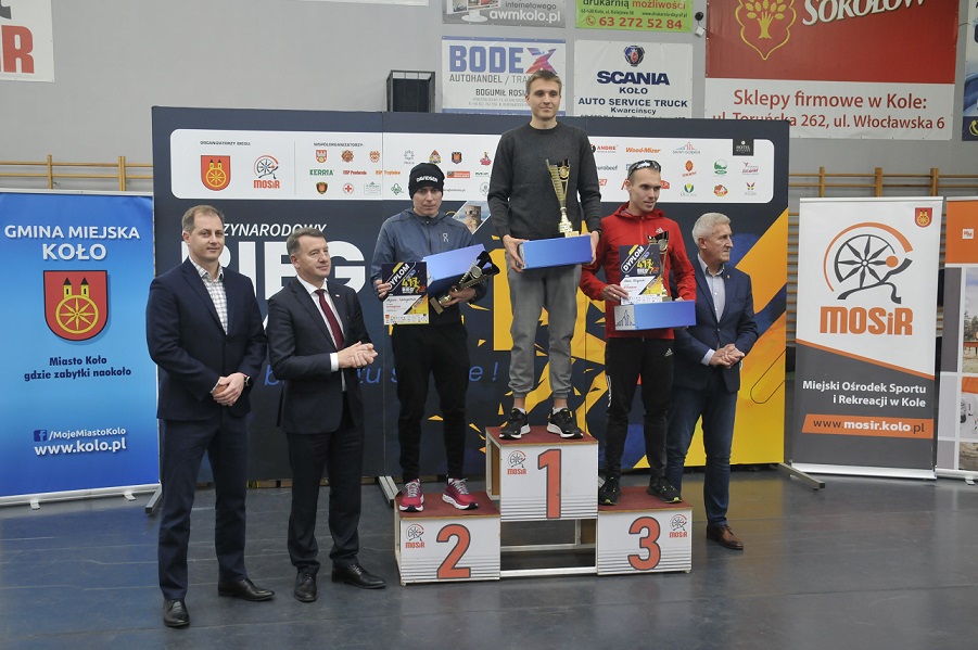 Zwycięzcy 41. Międzynarodowego Biegu Warciańskiego na podium w hali MOSiR w Kole. 