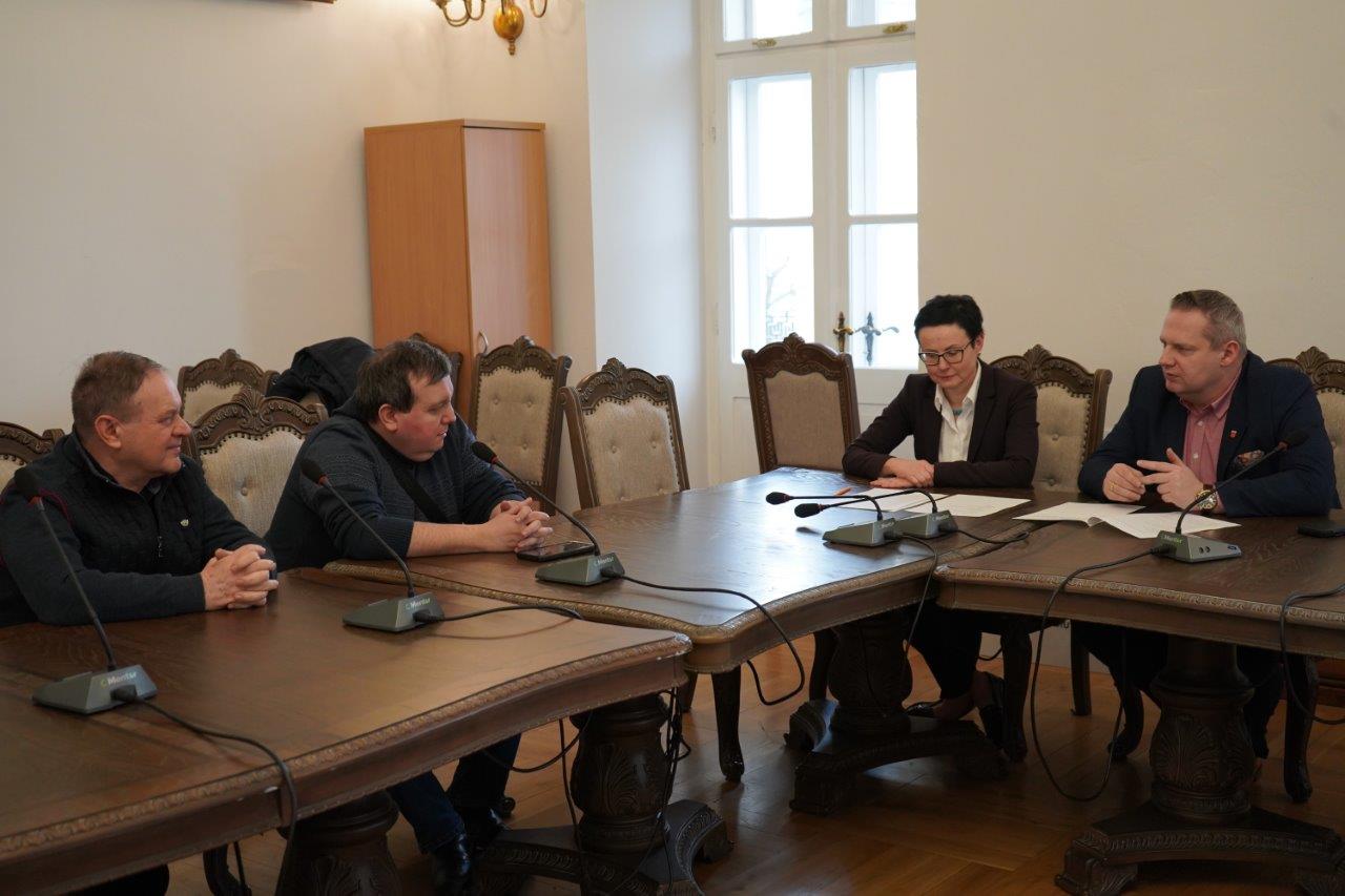 Burmistrz Koła Krzysztof Witkowski i Sekretarz Miasta Monika Ciesielska na spotkaniu z taksówkarzami