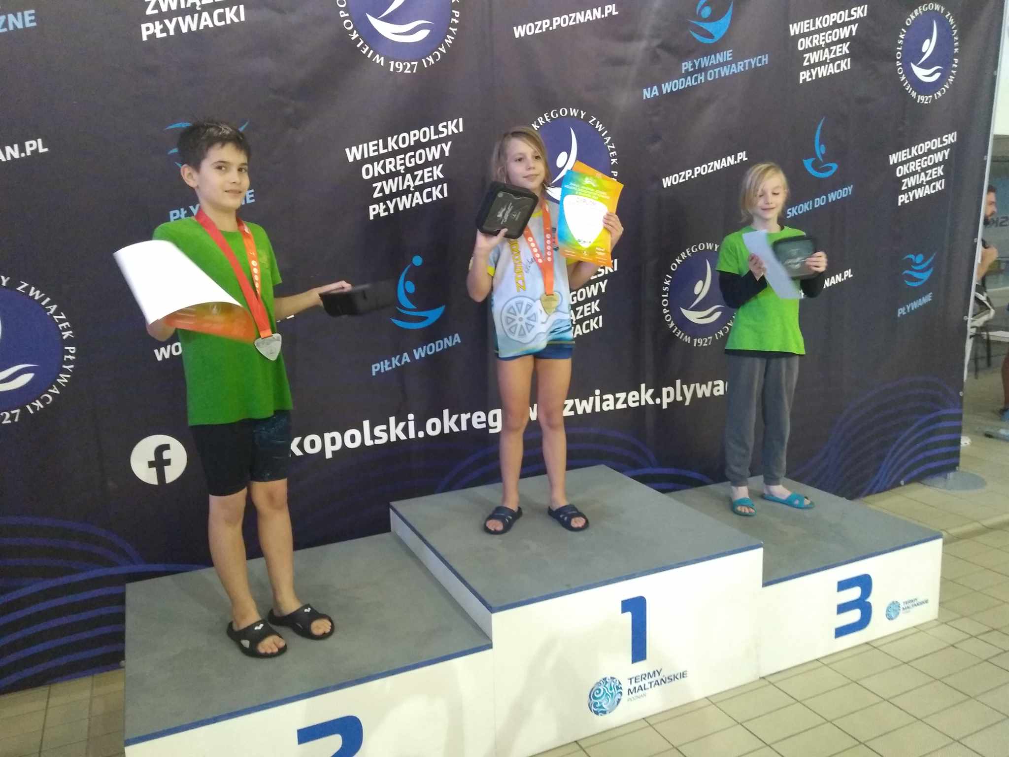 Zawodniczka z klubu HURAGAN Koło na najwyższym stopniu podium z pucharem i dyplomem