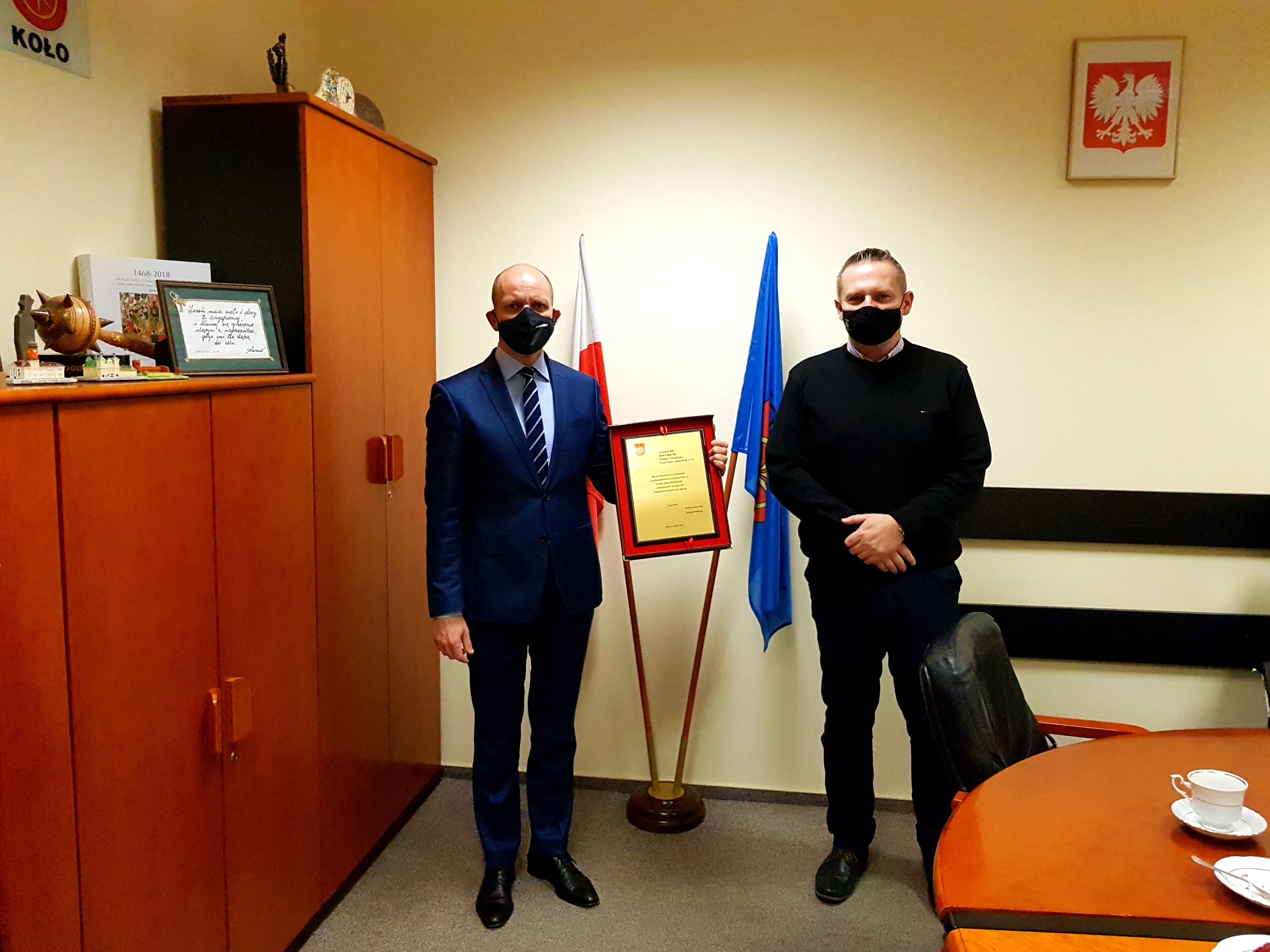 Zdjęcie przedstawia Burmistrza Miasta Koła z Prezesem Zarządu Wood Mizer Industries Sp. z o.o.
