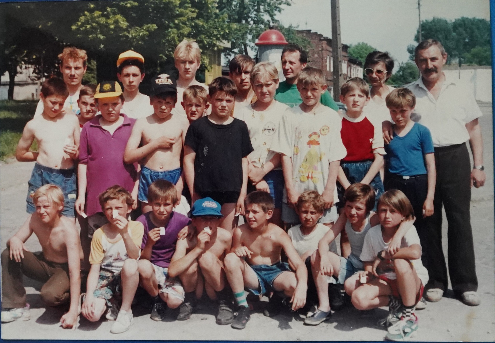Na zdjęciu z 1.06.1995 r. (ul. Klasztorna) młodzi zawodnicy po biegu pod znakiem Kwiatu Krokusa
