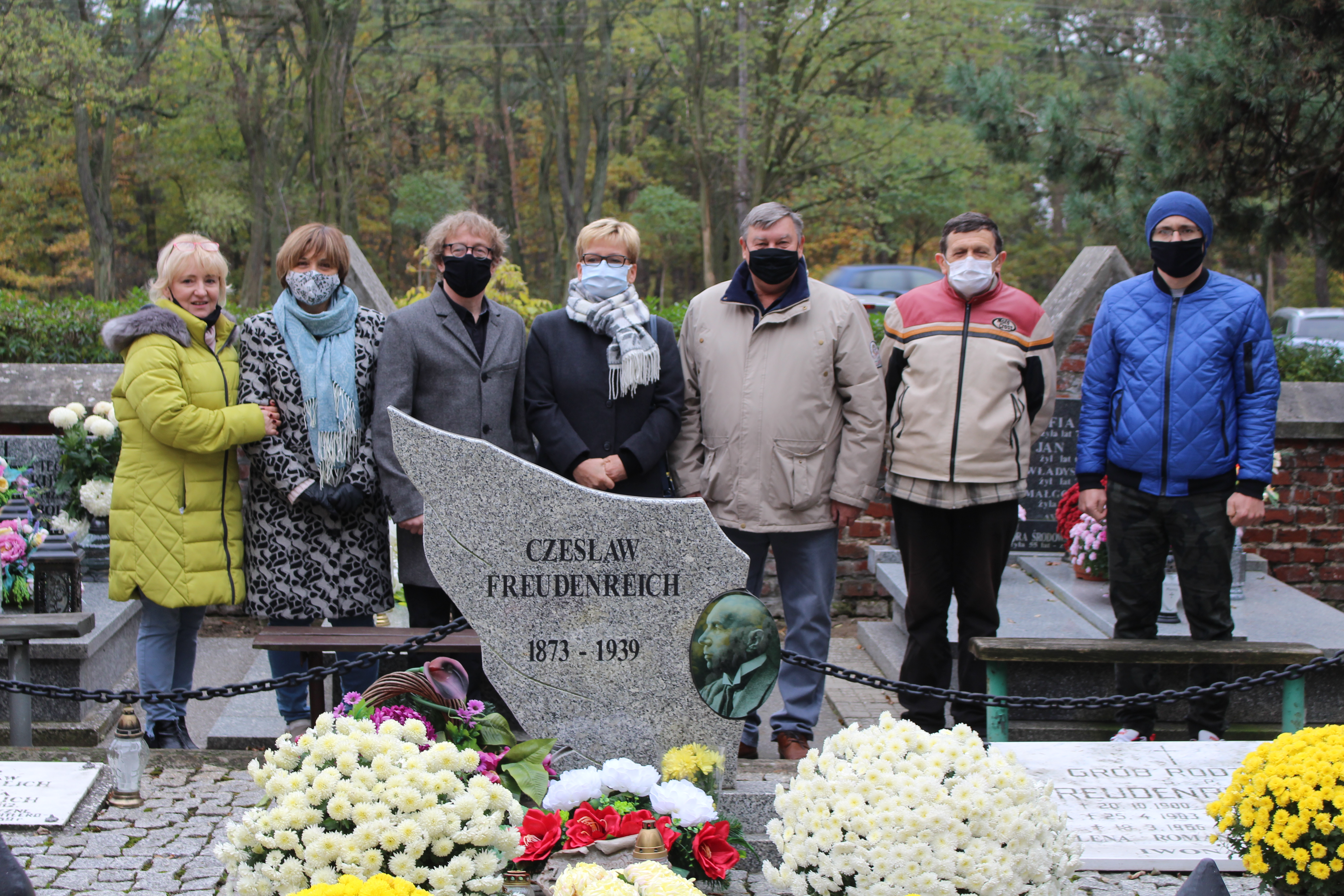 Zdjęcie przedstawia przedstawicieli Miejskiego Domu Kultury i Stowarzyszenia Budowy Pomnika-Ławeczki