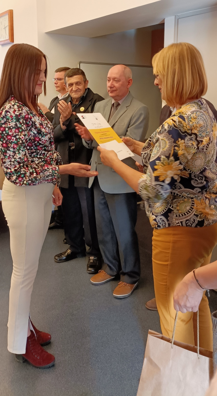 Laureatka konkursu odbiera dyplom, wernisaż konkursu fotograficznego 