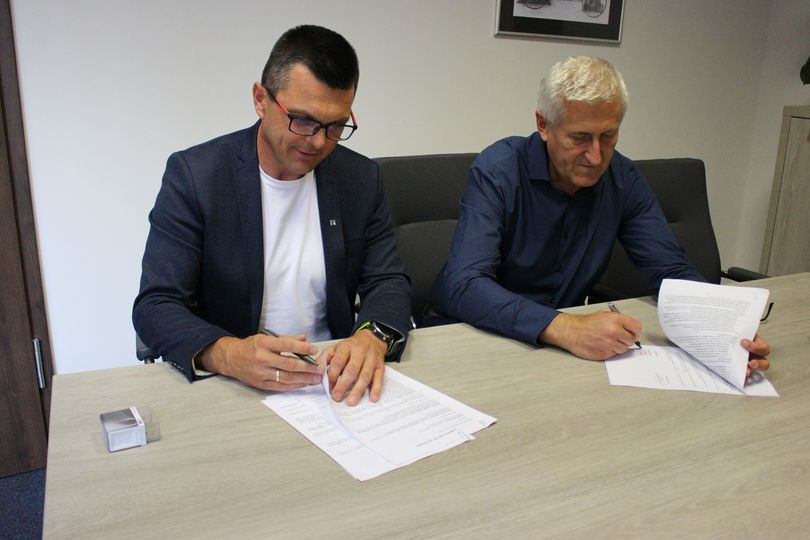 Z-ca Burmistrza Koła Lech Brzeziński i wykonawca podpisują umowę.