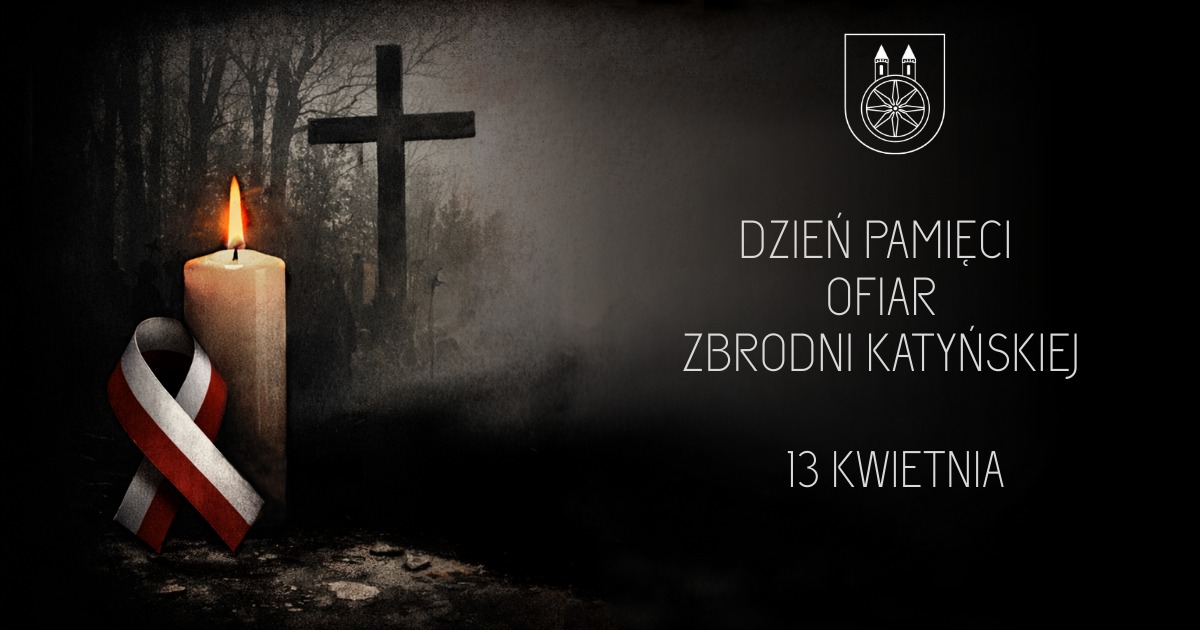 Plansza przedstawia drewniany krzyż stojący w lesie. Po prawej stronie znajduje się ciemne tło z białym napisem: Dzień Pamięci Ofiar Zbrodni Katyńskiej. U góry widnieje herb miasta Koła.