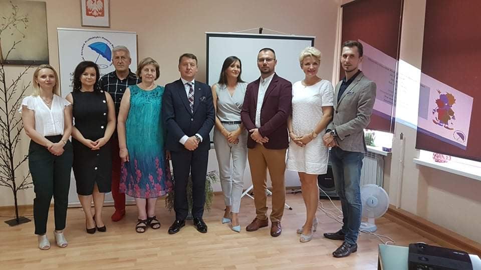 Zdjęcie grupowe uczestników narady w Miejskim Ośrodku Profilaktyki i Pomocy Rodzinie w Kole.