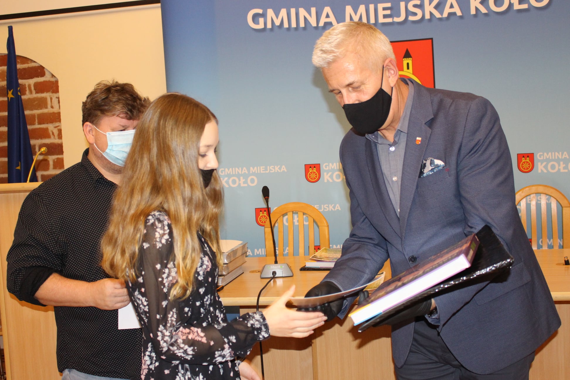 Zdjęcie przedstawia Z-cę Burmistrza wręczającego dyplom jednej z laureatek konkursu.