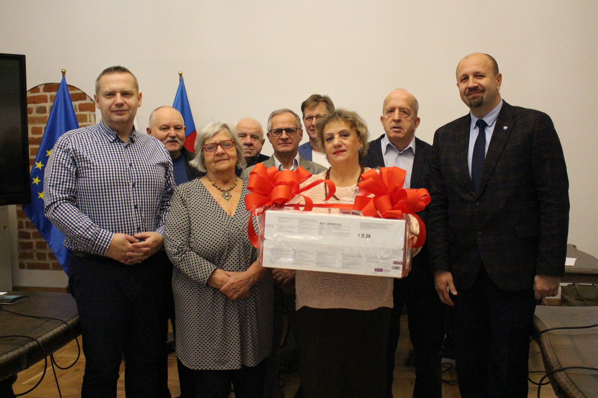Członkowie Miejskiej Rady Seniorów i Burmistrz Koła Krzysztof Witkowski w sali sesyjnej