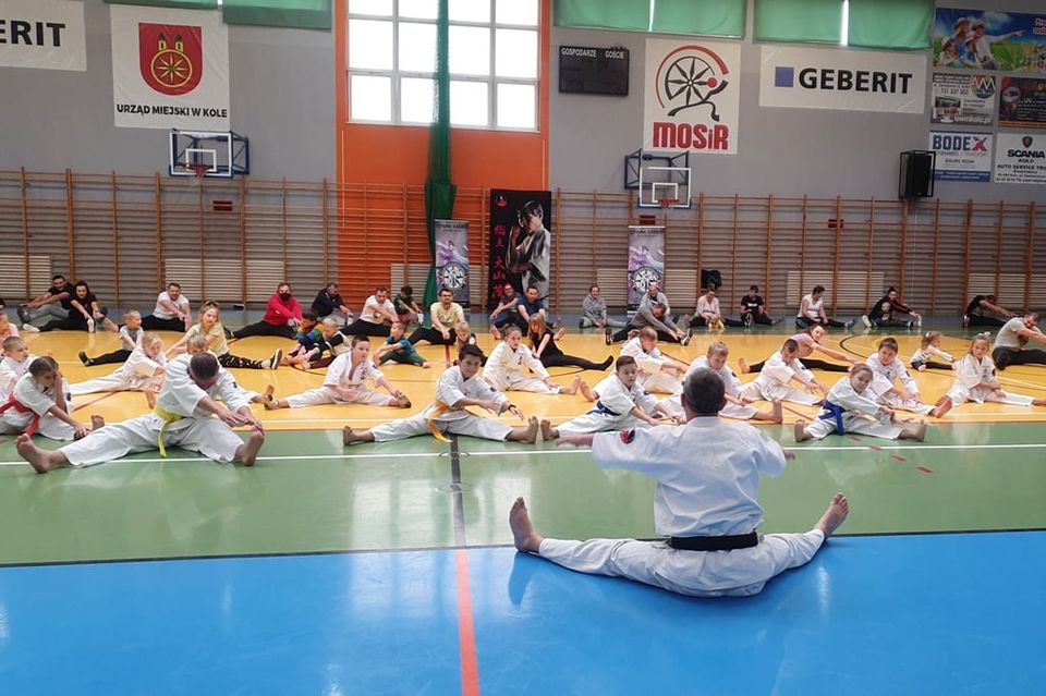 Zdjęcie przedstawia uczestników turnieju na hali sportowej.