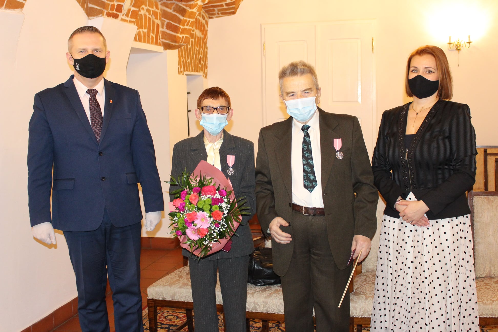 Zdjęcie przedstawia Burmistrza z jedną z par obchodzących 50-lecie trwałości związku małżeńskiego.