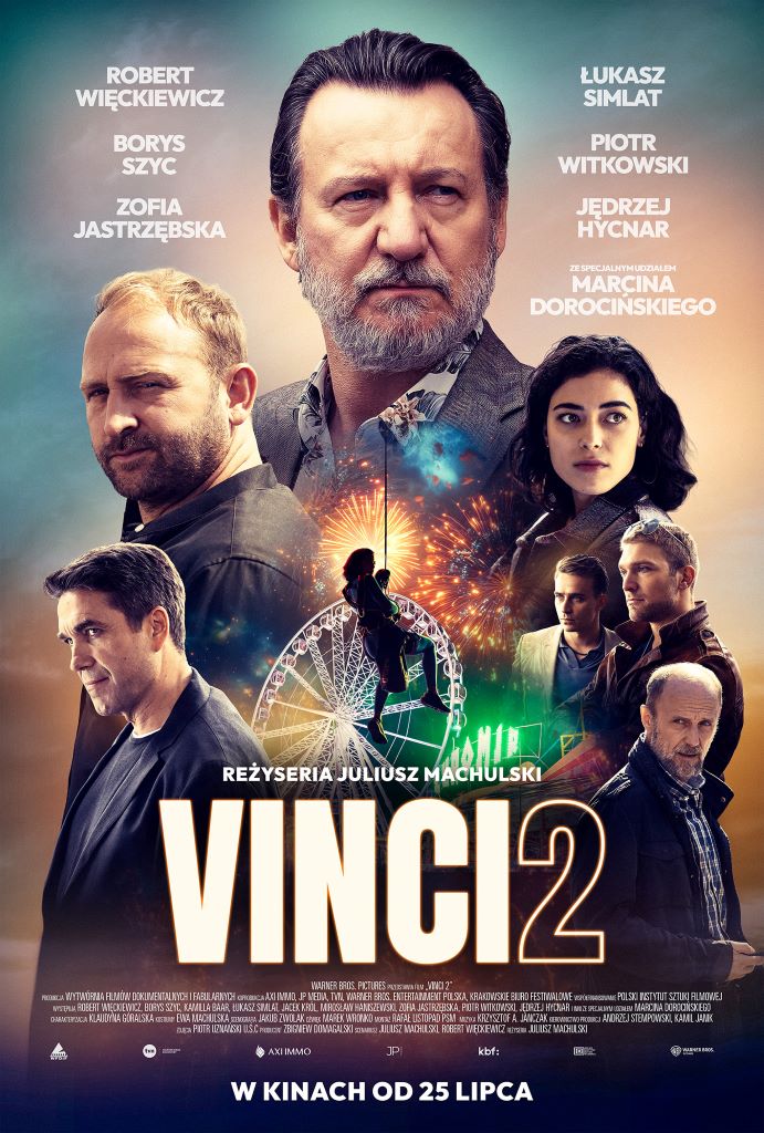 Na plakacie filmowym widzimy głównych bohaterów filmu Vinci 2. W centralnym punkcie znajduje się poważny mężczyzna, w tle widać diabelski młyn i fajerwerki. Na plakacie podano nazwiska aktorów i informację, że film trafi do kin 25 lipca. 