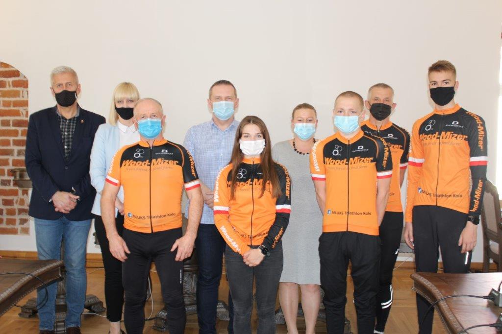 Nagrodzeni sportowcy z Burmistrzem Koła, Z-cą Burmistrza i pracownicą merytorycznego wydziału urzędu