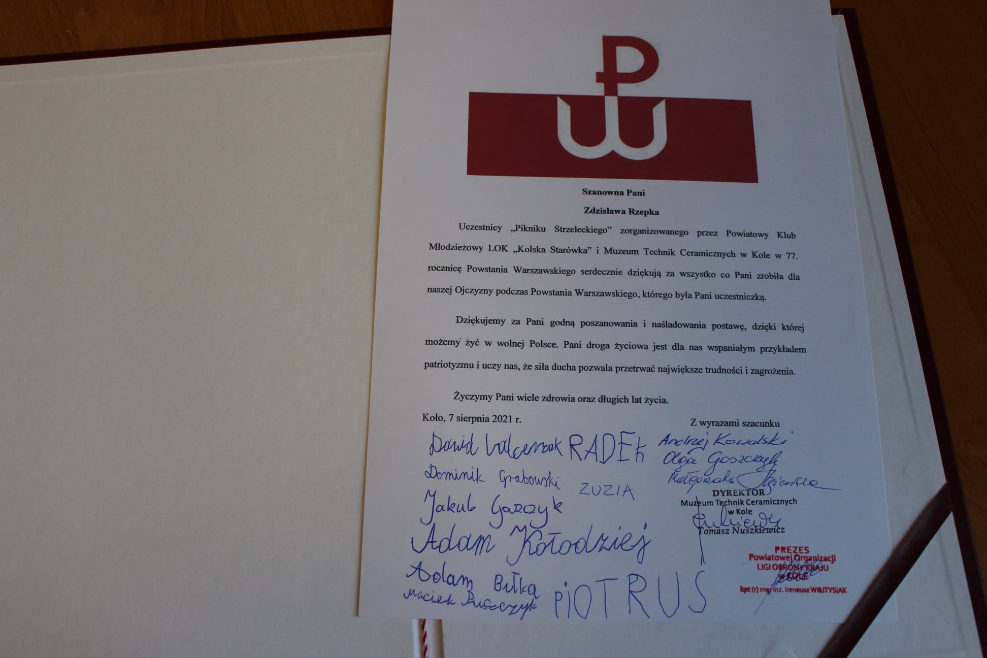 Zdjęcie przedstawia kartkę z życzeniami dla bohaterki Powstania Warszawskiego.