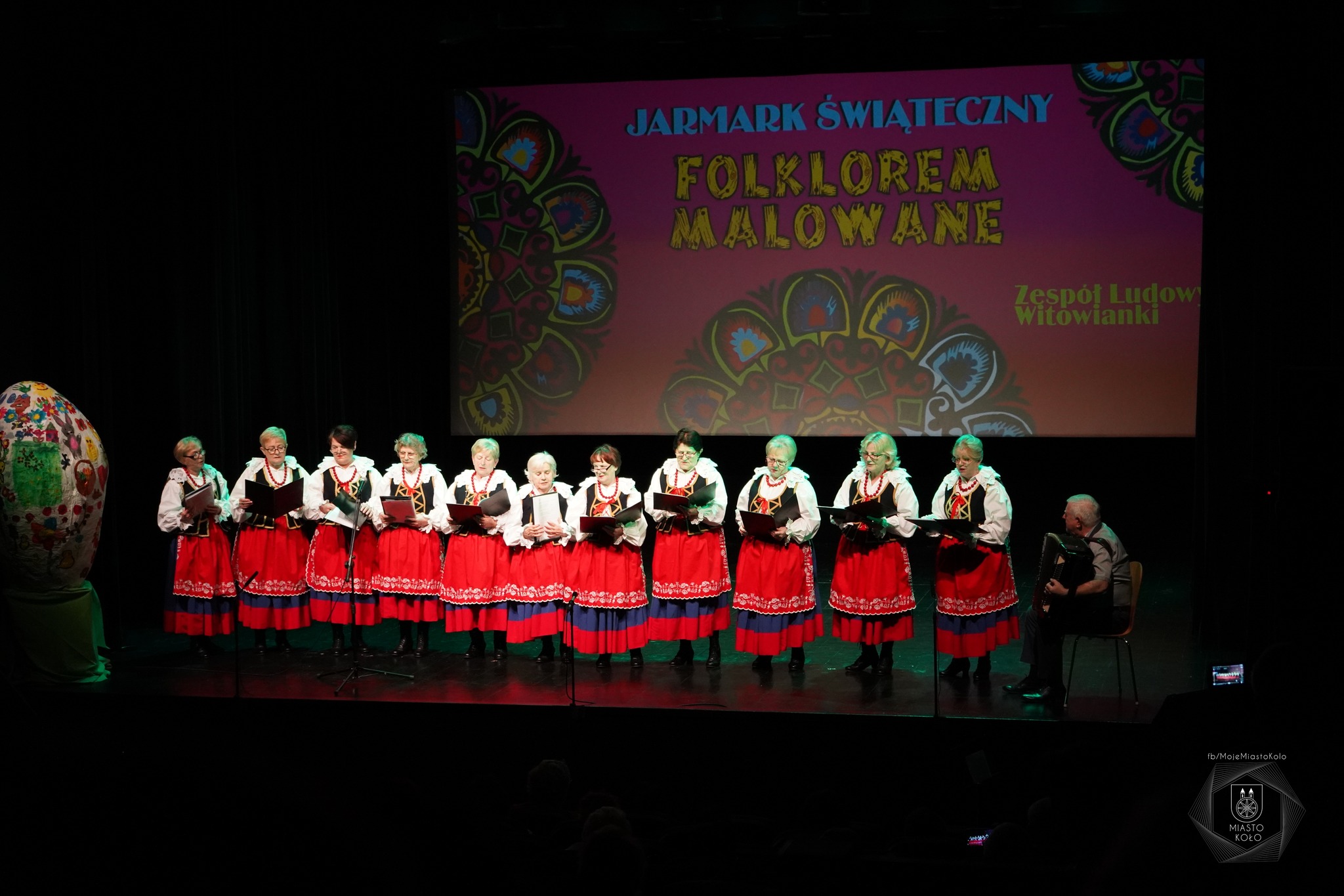 Zespół Ludowy Witowianki na scenie Miejskiego Domu Kultury w Kole